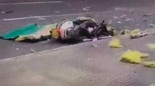 广东揭阳：我去捡茶杯货车撞上高速隔音板，桥下摩托遭殃