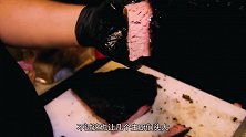 主厨烤出来的肉像黑炭，切开之后竟是这个样子，到底能不能吃啊