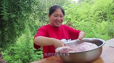 胖妹80块钱买3斤排骨，土灶柴火炖2小时，啃起来味道真过瘾