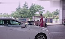邹凯下飞机没人接,偶遇高蜜竟直接上了车,真傲娇!