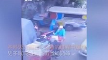 男子挑二手灭火器左右检查 10秒后突然在手中爆炸