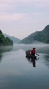 《雾漫小东江》扁舟悠然江雾中，求下句