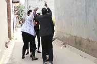 3个村霸欺负傻老人，路过的美女看不下去了，结局让人无言以对！