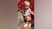 小宝宝，你看见你妈妈拿的吃的，你怎么对着你妈妈咬啊！