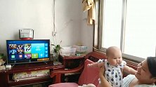 六个多月宝宝为了看电视也是拼了！这表情太逗了！