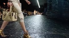 美女模特走秀只穿气球，不料中途气球“泄气”，观众瞬间沸腾了