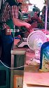 真是应了那句话，无奸不商啊！