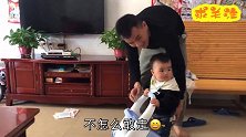 10个月宝宝玩学步车，既开心又胆小，爸爸妈妈被逗得哈哈大笑