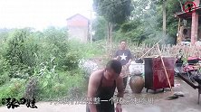 厨房地坪打好，四娃家老规矩干完活吃硬菜，柴火炒干锅大鹅香喷喷