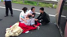 面包车高速爆胎失控 乘客直接被甩出车外 过路群众紧急救援