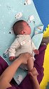 育婴师给小宝宝做婴儿抚触，小宝宝一副痛苦的模样，看着好可怜！