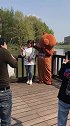 小姐姐河边和小熊拍照，却被网红熊这样“调戏”，真是太逗了！