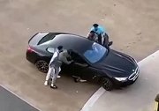 英国：伦敦街头一辆汽车碾压一名男子后直接倒车逃离