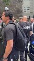 埃及主教练眼含热泪率领队员在酒店外感谢球迷的支持