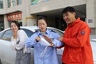 小伙撞人拒不道歉，美女略施小计，坑惨帅哥！