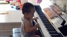 一岁半小宝宝弹钢琴 萌化了，好可爱