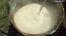 尼泊尔高山族人野外熬制牛奶，每人吃一坨当午餐