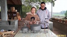 小妹儿新买的两个铁罐，用猪肉把锅烧制一下，以后煮饭格外的香