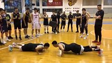 体能大PK！徐杰俯卧撑比拼战胜王薪凯 给看热闹的杜锋高兴坏了