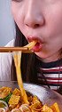 李子柒螺蛳粉  螺狮粉 到点啦~干饭人！麻辣鲜香，汤汁浓郁，快来一起嗦个粉吧~美食