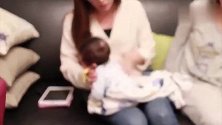 姑姑教新手妈妈给新生儿宝宝拍嗝，妈妈很聪明