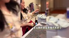 72岁李立群携妻女庆生，头发胡须花白气色好，33岁女儿笑容满面