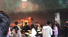 西华大学食堂烟道起火 学生端着饭碗有序疏散
