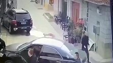 男子遭高利贷暴力催收，下车直接拿刀怒砍，监控拍下全过程！