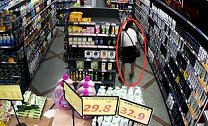 全程仅3秒！福建女子偷洗发水藏裙底 尴尬一幕被拍下