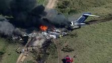 美国：一客机坠毁，机上21人全员生还