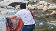 农村大哥心真大，石头河里也敢撒网捕鱼，最后收网的时候果然出意外了！