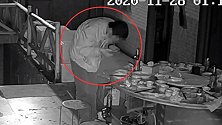 安徽一男子半夜溜进饭店盗窃不忘偷吃地锅鸡 老板一看监控惊了