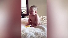 小孩子非常喜欢软软的东西，看他们开心的样子，太可爱了！