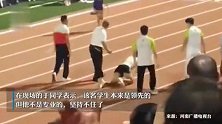 安徽一大学生5千米决赛体力透支，爬向终点！同学：很励志！