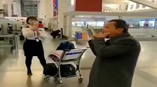 农村大叔带口琴过安检，现场给安检员表演了一段，大家纷纷鼓掌！