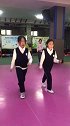 两个小女孩太有才了，学起曳步舞来有模有样