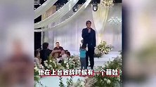 金世佳疑携妻儿参加婚礼，3岁儿子正脸曝光神似爸爸，求抱遭忽视