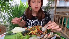 泰国妹子吃烤贻贝，配料和佐菜很多，乡村的吃法很有鲜味