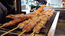 韩国仁川街头美食，小手臂长的大串烤鸡肉串，酱汁调料放得很多