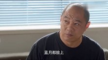 美女擦鞋，没想到是直接把腿放在桌子上，旁边大叔傻眼了