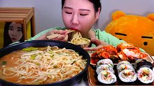 “韩式刀削面+金枪鱼寿司卷”，搭配泡菜，吃得真过瘾