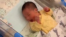 刚出生四天的小宝宝好可爱啊，睁着个大眼睛看来看去的