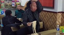 音乐太销魂了，吃个面大哥都不消停