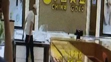 女子拎哑铃狂砸金店柜台 120件翡翠被毁损失达百万