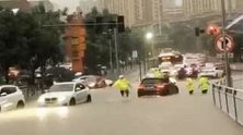 重庆：雨水灌满鞋子，他在积水中奋力跳起去推车