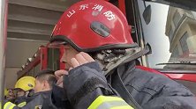山东济南：消防员背70多斤设备险坠楼，获救后他这么说