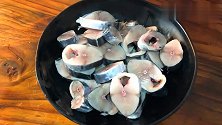 做熏鲅鱼时，多加这3步，鱼肉外酥内软，香甜不腥气，又鲜又香