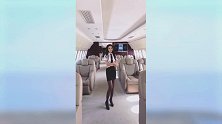 时尚穿搭机舱里时尚穿搭的美女，二十出头气质却如此完美