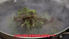 香椿芽别炒了，教你个开胃吃法，锅里一扔，不炒不炸，出锅抢着吃