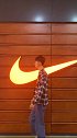 小郑说 第一次发现这个图标很矮nike拍照墙